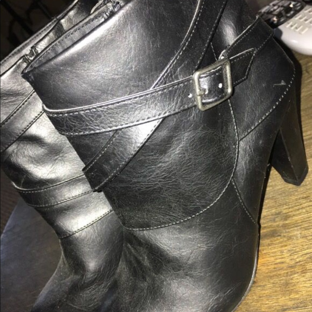 Short crop boots